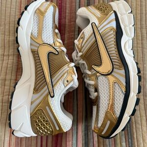 Nike Vomero 5 Gold - Women 10 (Men 8.5)